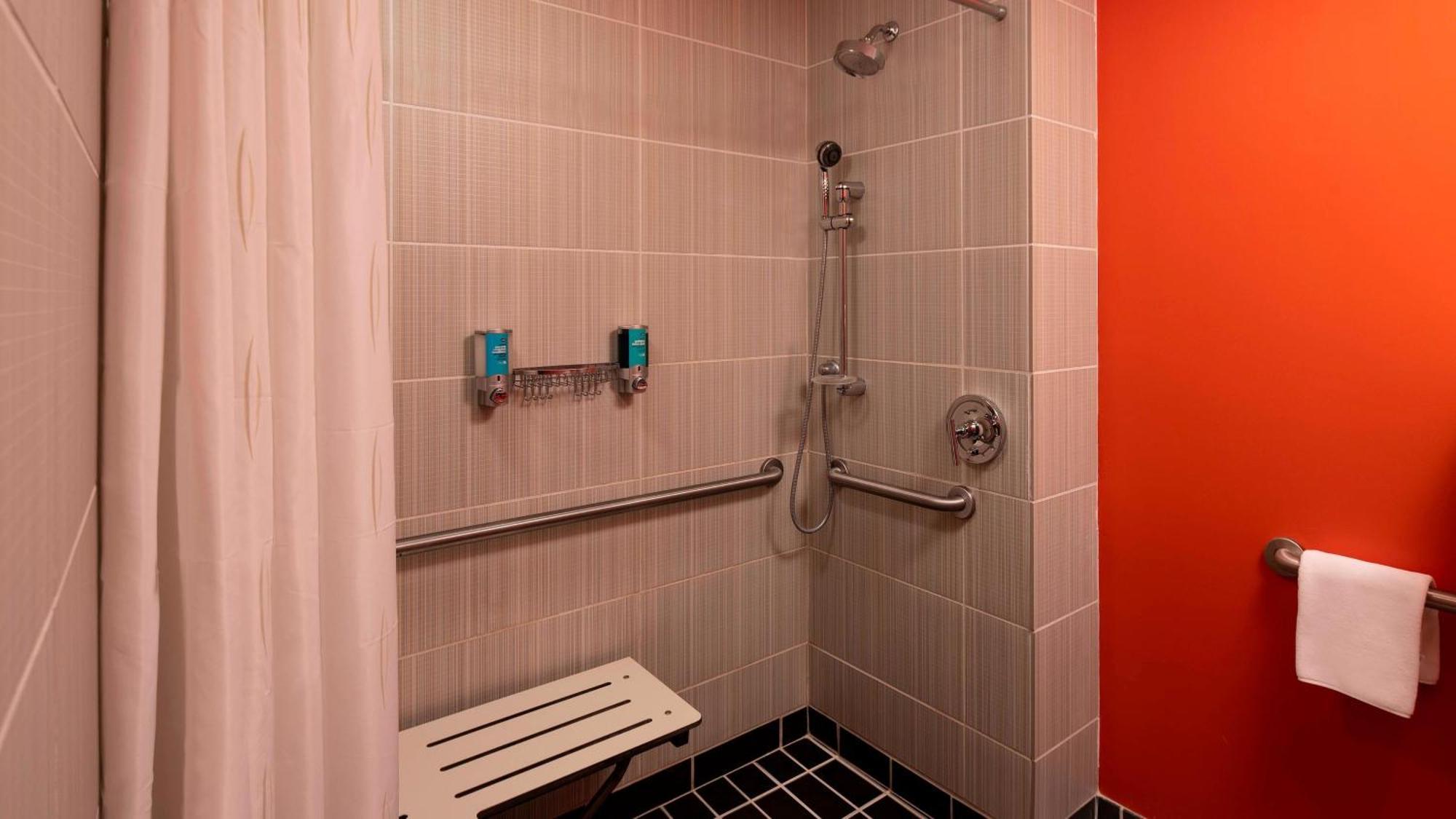 Отель Aloft Birmingham Soho Square Хомвуд Экстерьер фото