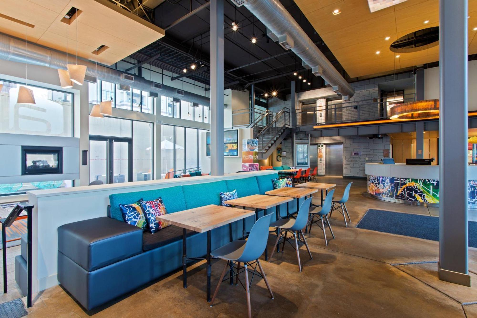 Отель Aloft Birmingham Soho Square Хомвуд Экстерьер фото