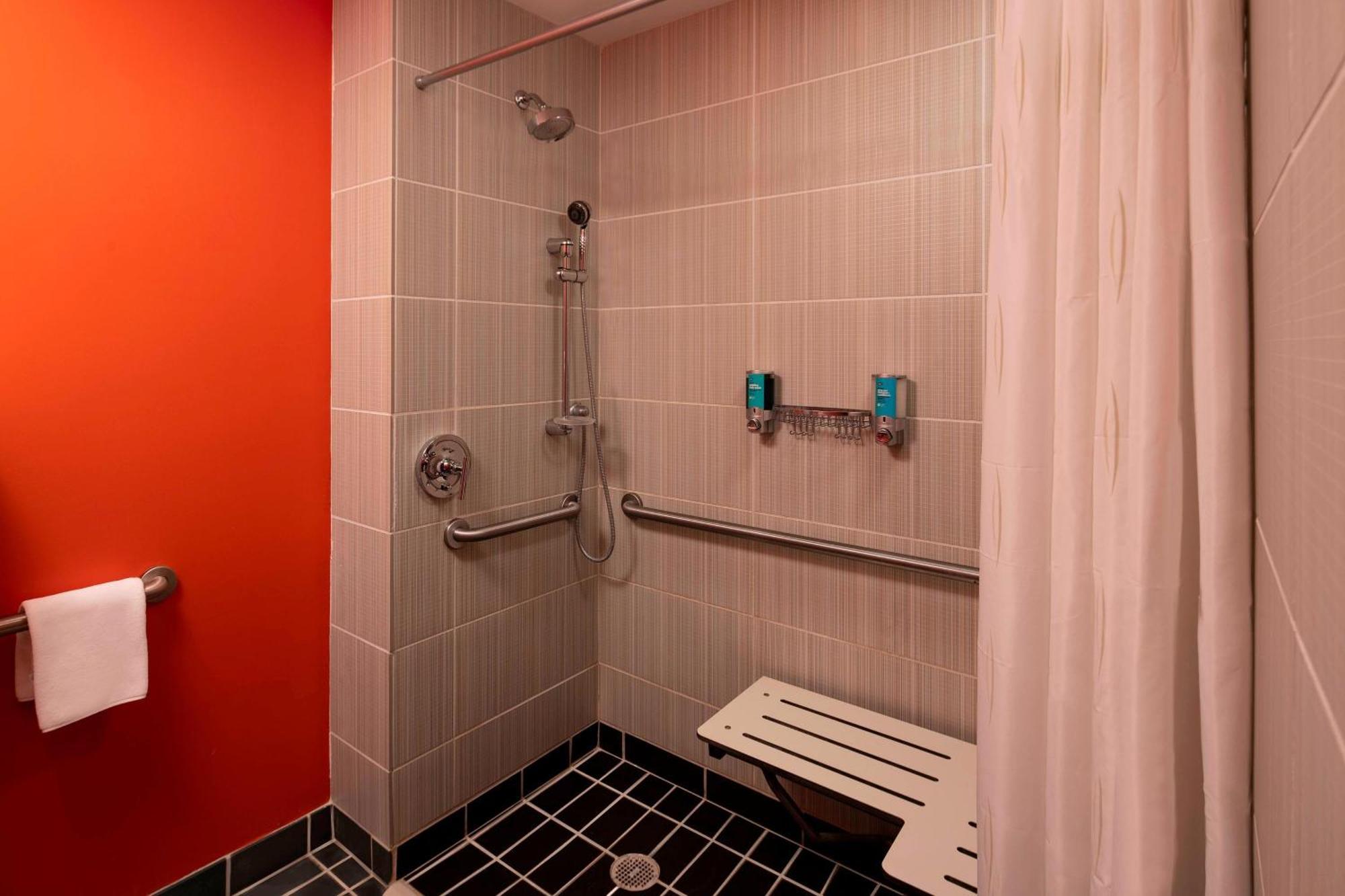 Отель Aloft Birmingham Soho Square Хомвуд Экстерьер фото