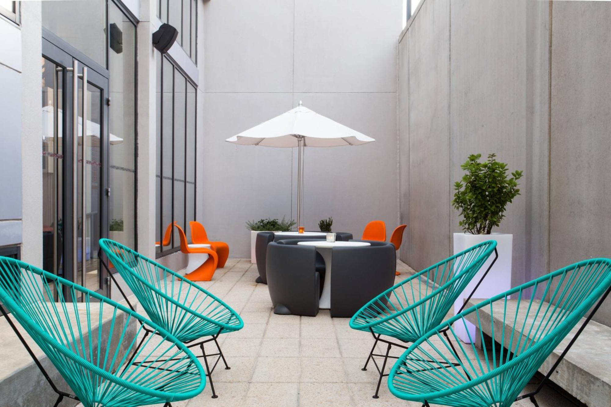 Отель Aloft Birmingham Soho Square Хомвуд Экстерьер фото